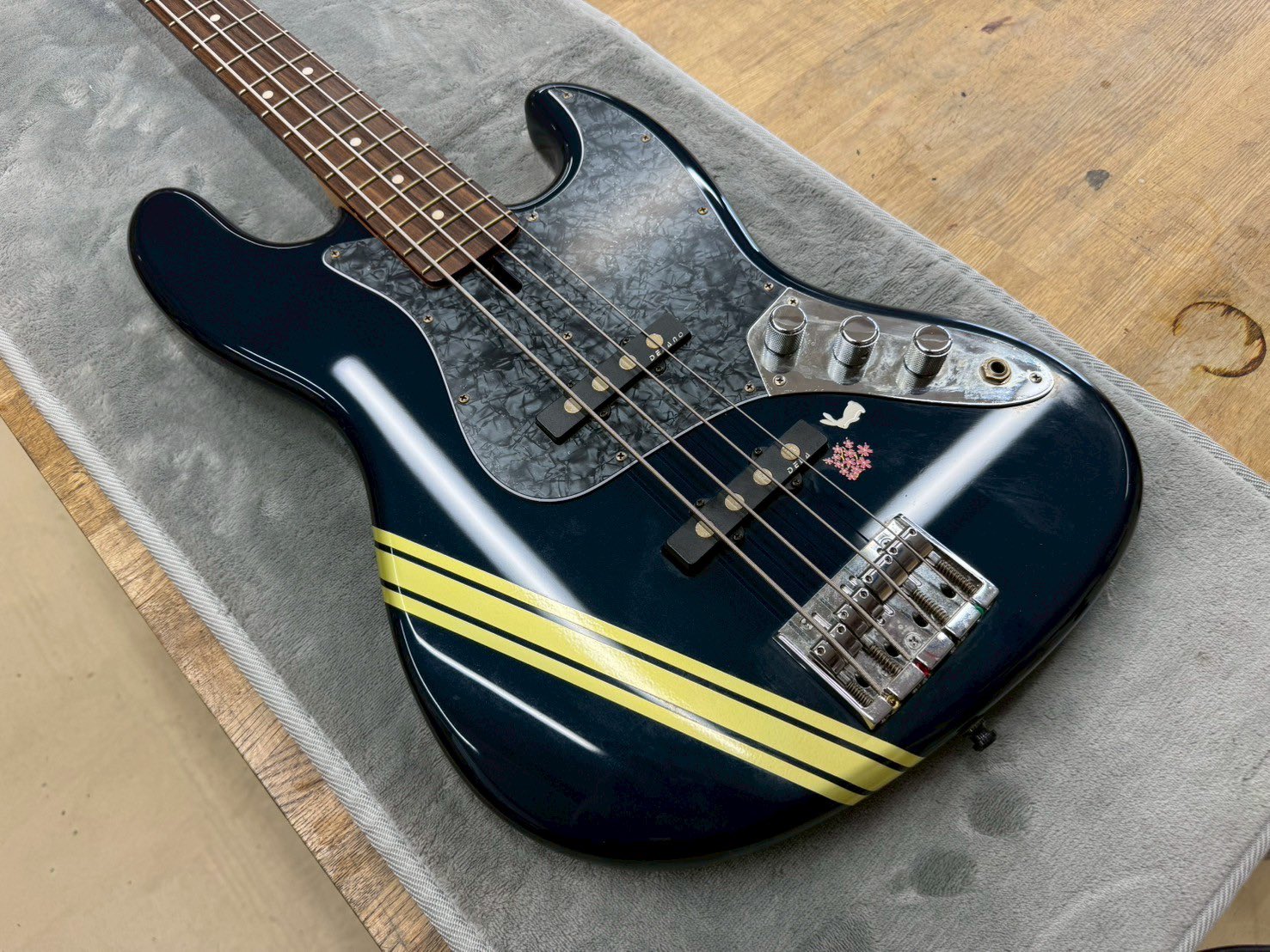 ピックガード交換（ブラックパール）【Psychederhythm】リペアの内容や