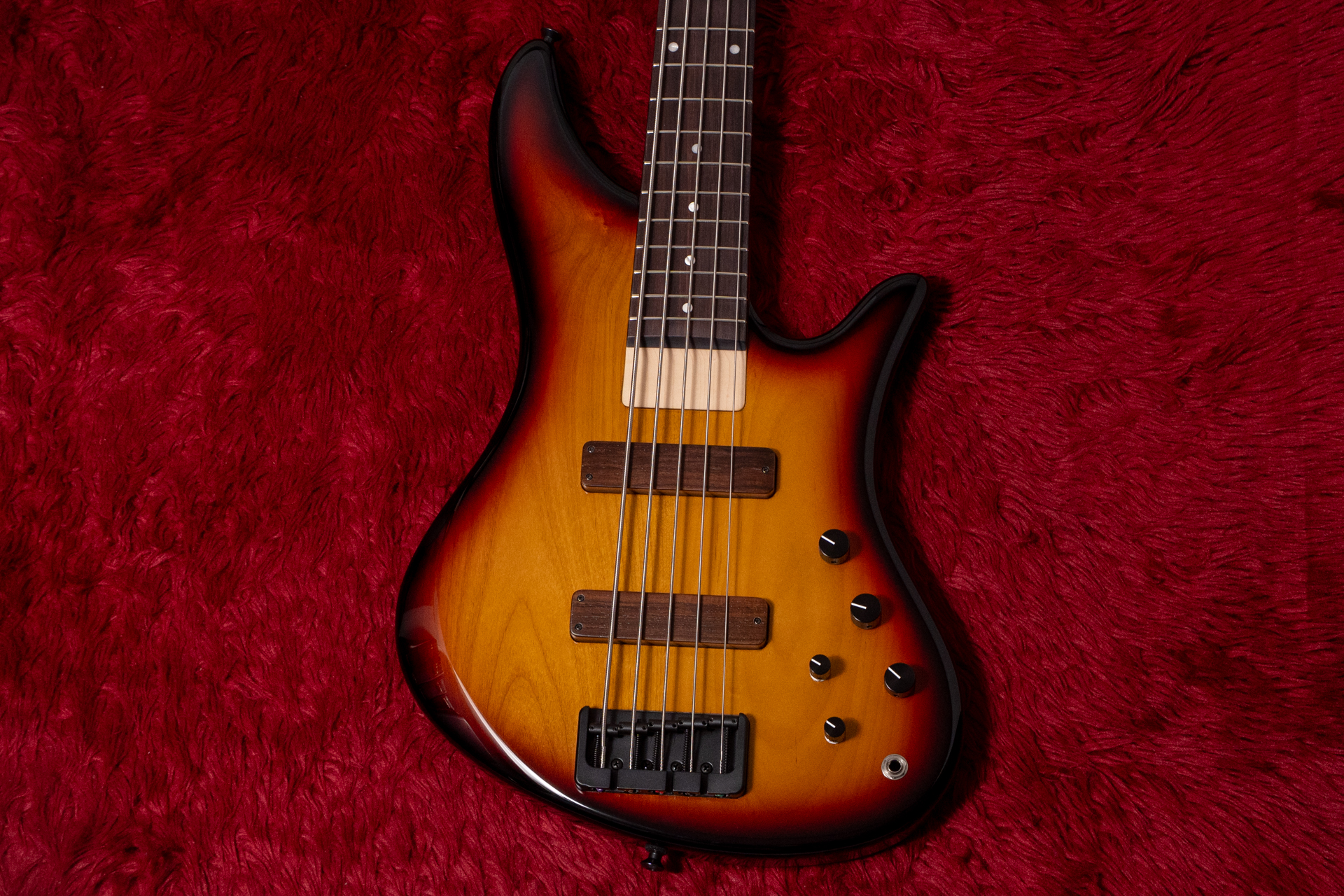 【ペキニーズ】【5点まとめ】 究極の5弦JBスタイルを追求するJIENIE BASSESからEssential Seriesが